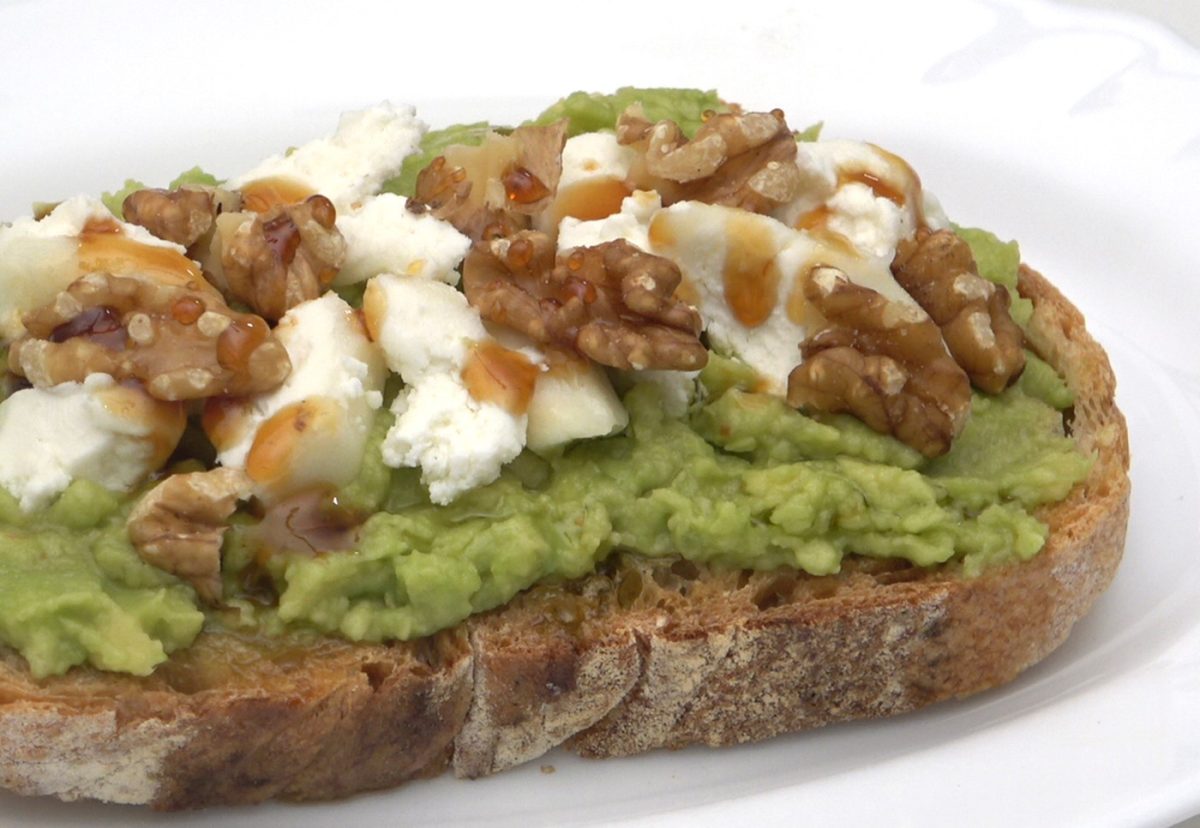 Tosta de aguacate con queso de cabra, nueces y miel