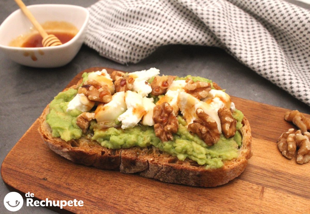 Tosta de aguacate con queso de cabra, nueces y miel