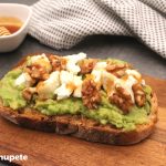 Tosta de aguacate con queso de cabra, nueces y miel