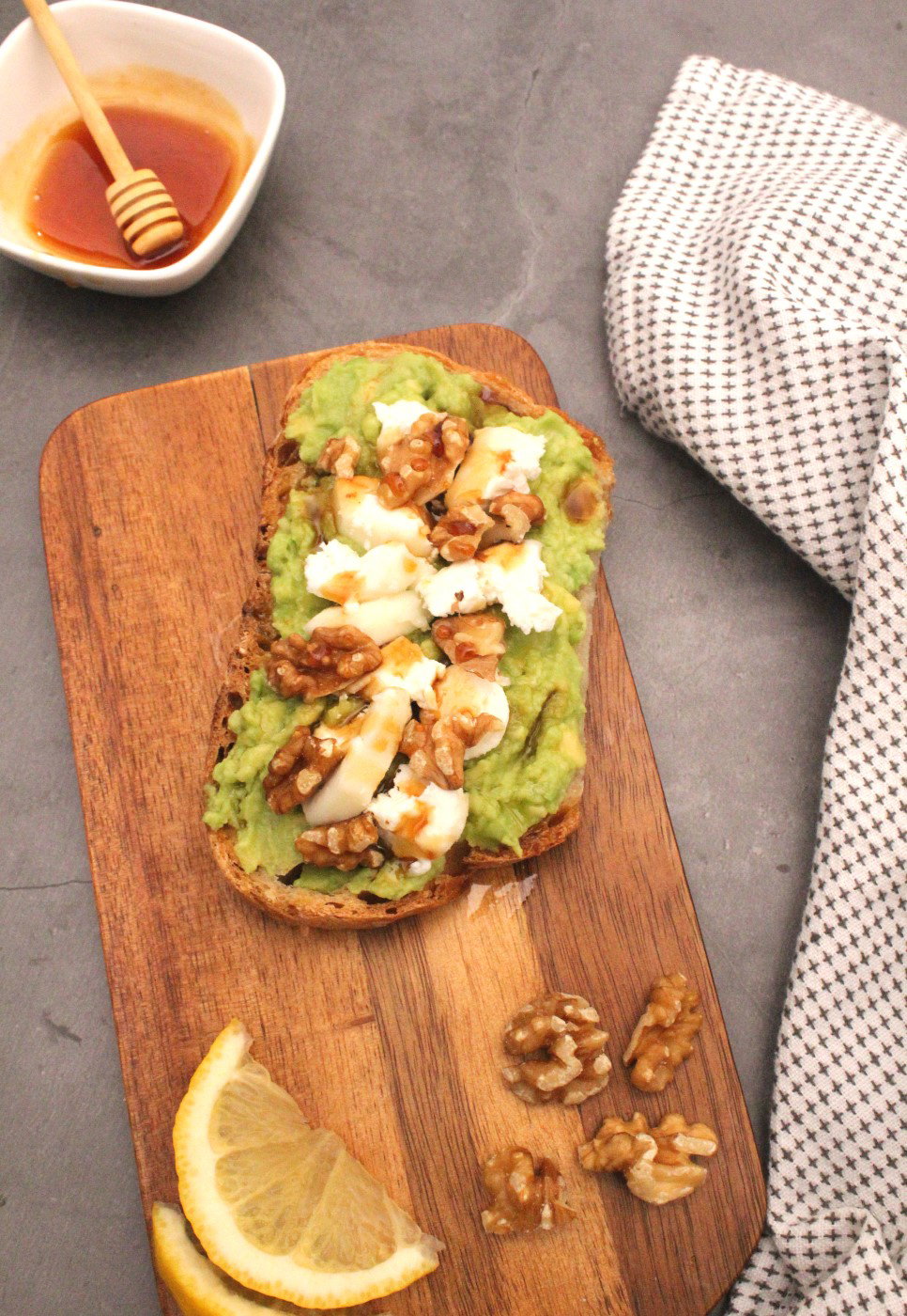 Tosta de aguacate con queso de cabra, nueces y miel