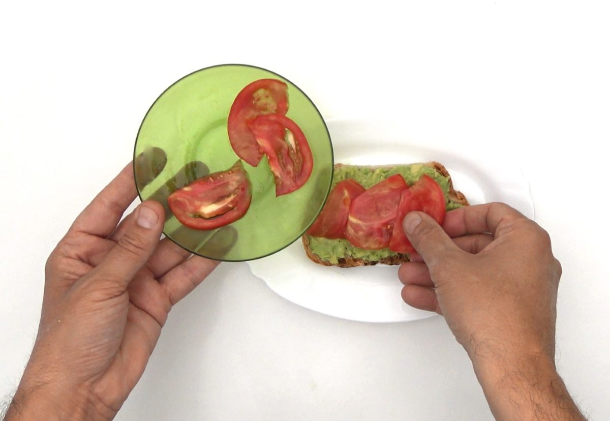 Tosta de aguacate con tomate y albahaca paso a paso