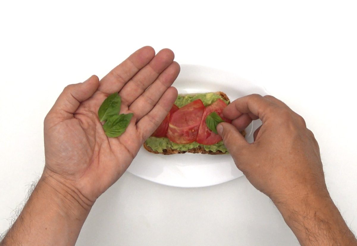 Tosta de aguacate con tomate y albahaca paso a paso