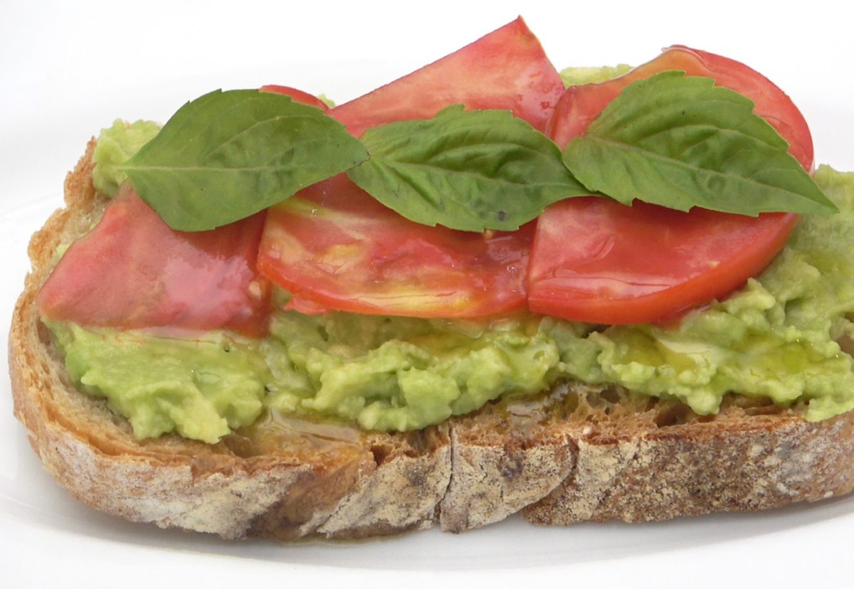 Tosta de aguacate con tomate y albahaca paso a paso