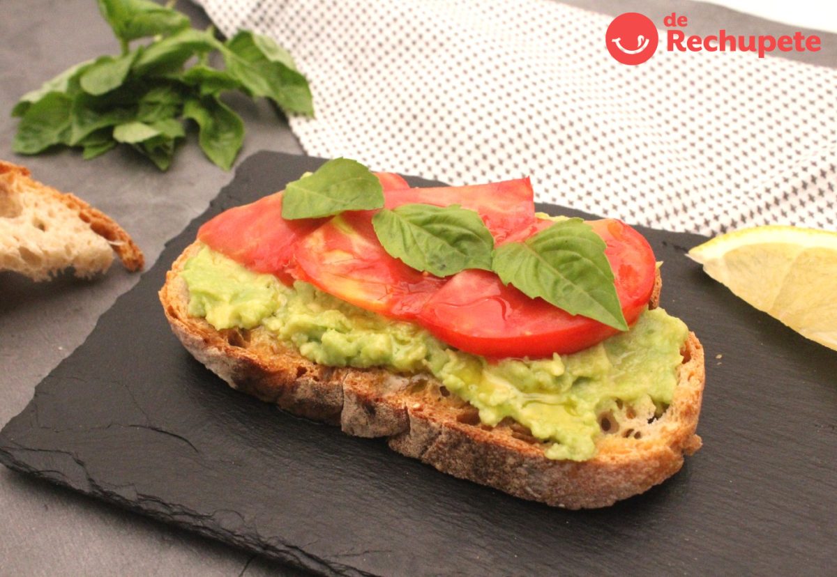 Tosta de aguacate con tomate y albahaca paso a paso