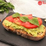Tosta de aguacate con tomate y albahaca paso a paso