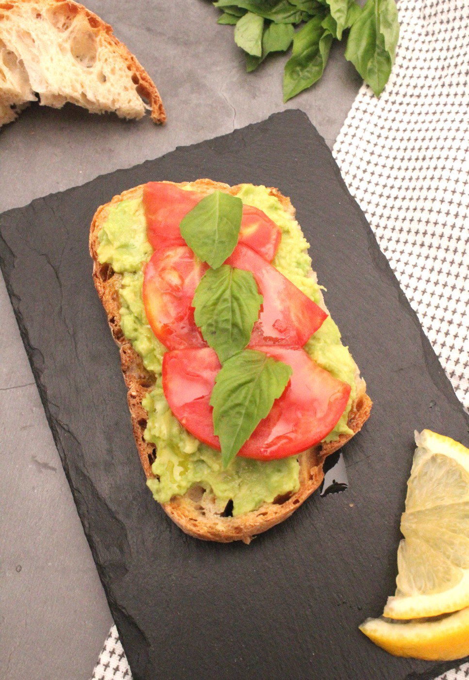Tosta de aguacate con tomate y albahaca paso a paso