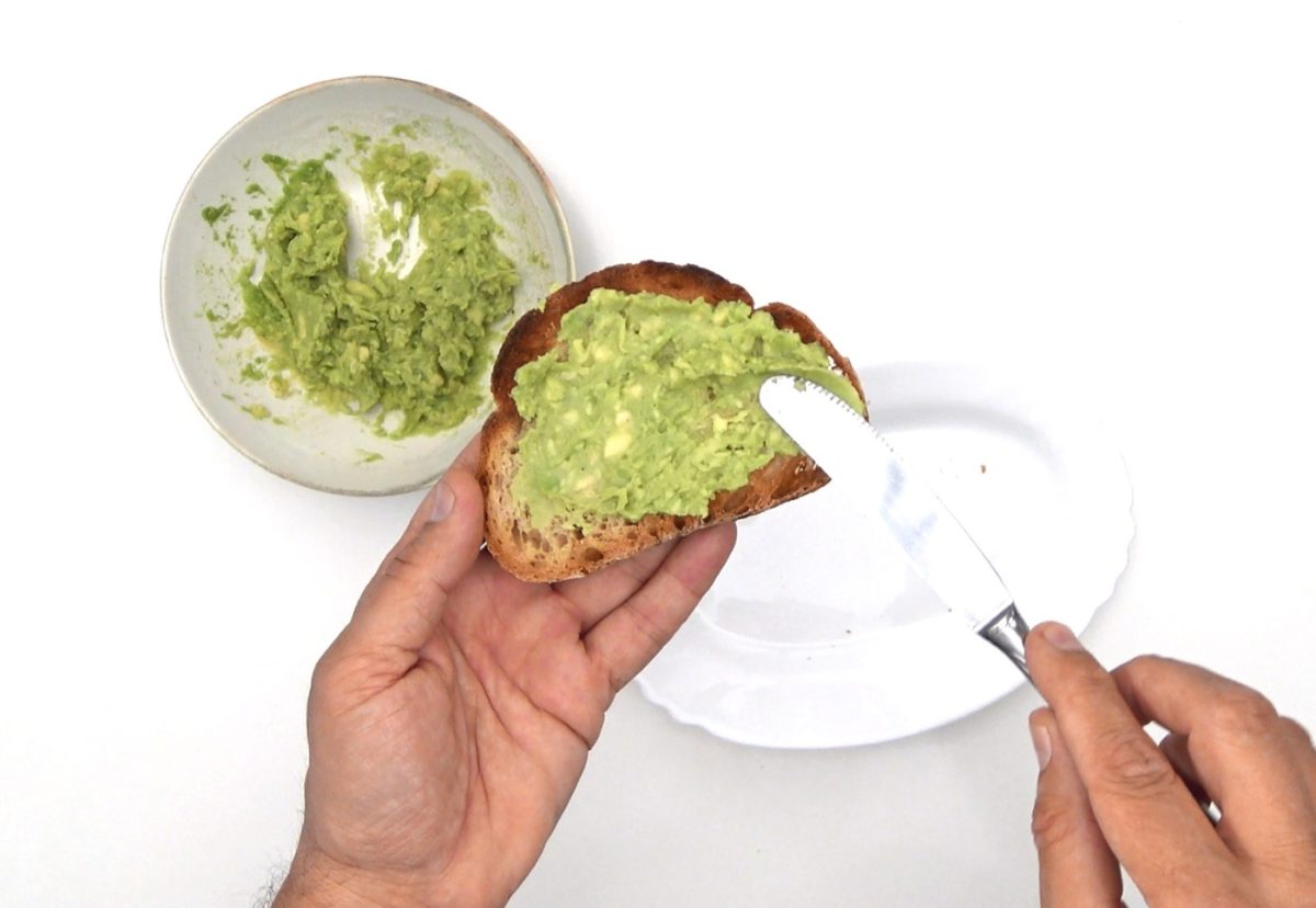 Tosta de aguacate con salmón ahumado. Un desayuno rápido y saludable