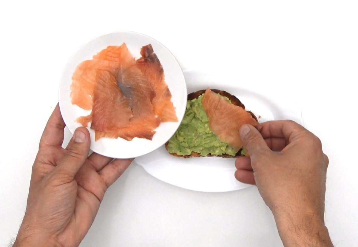 Tosta de aguacate con salmón ahumado. Un desayuno rápido y saludable