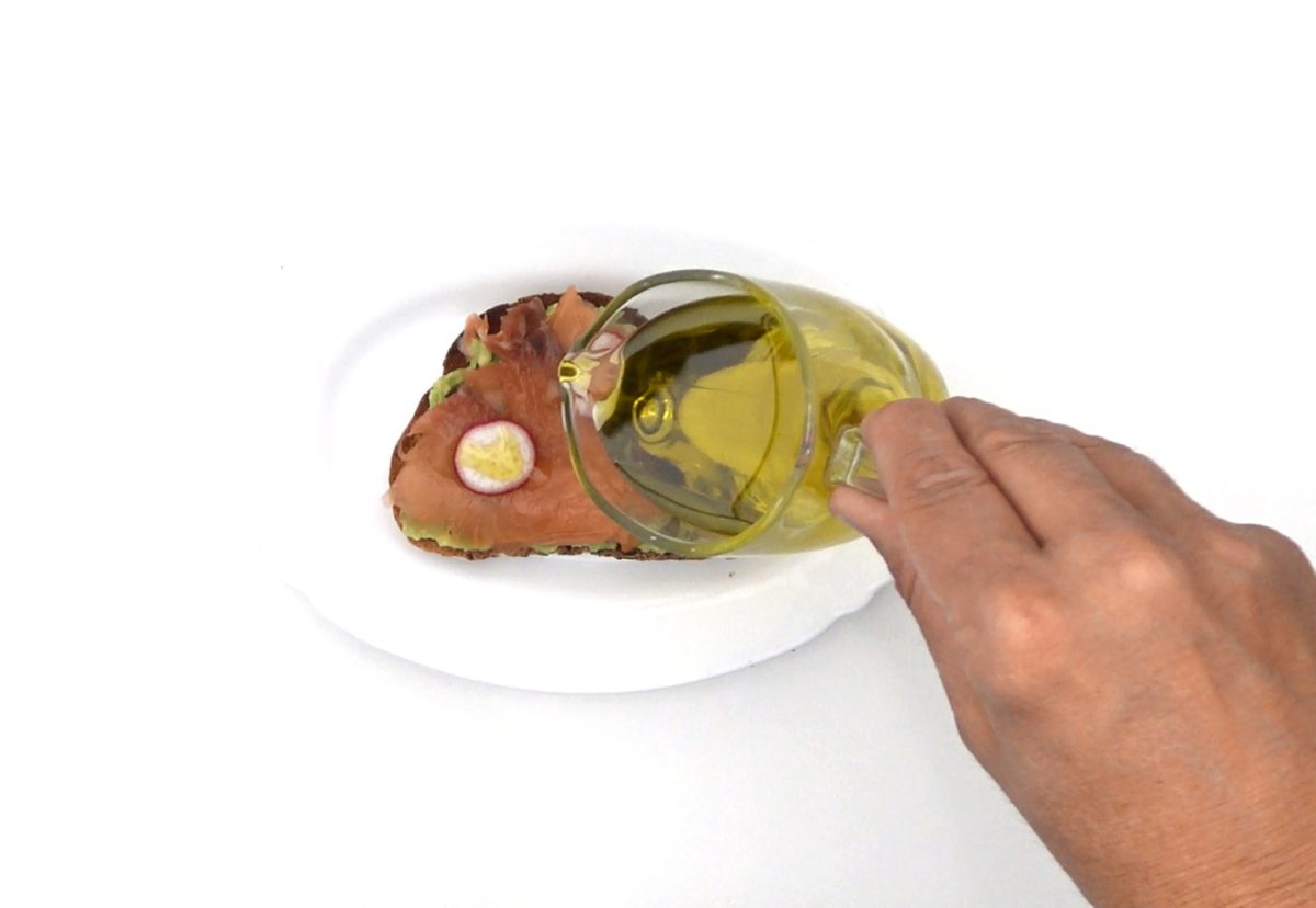 Tosta de aguacate con salmón ahumado. Un desayuno rápido y saludable