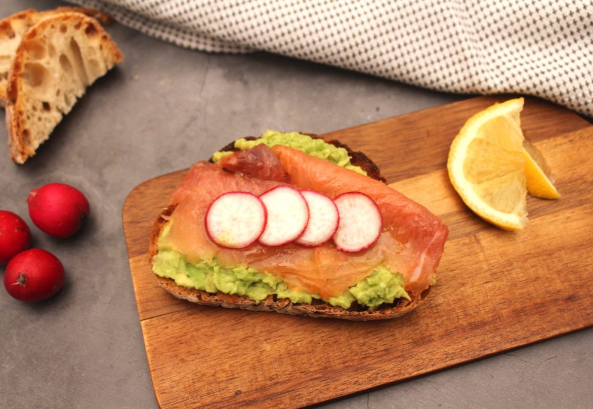 Tosta de aguacate con salmón ahumado. Un desayuno rápido y saludable