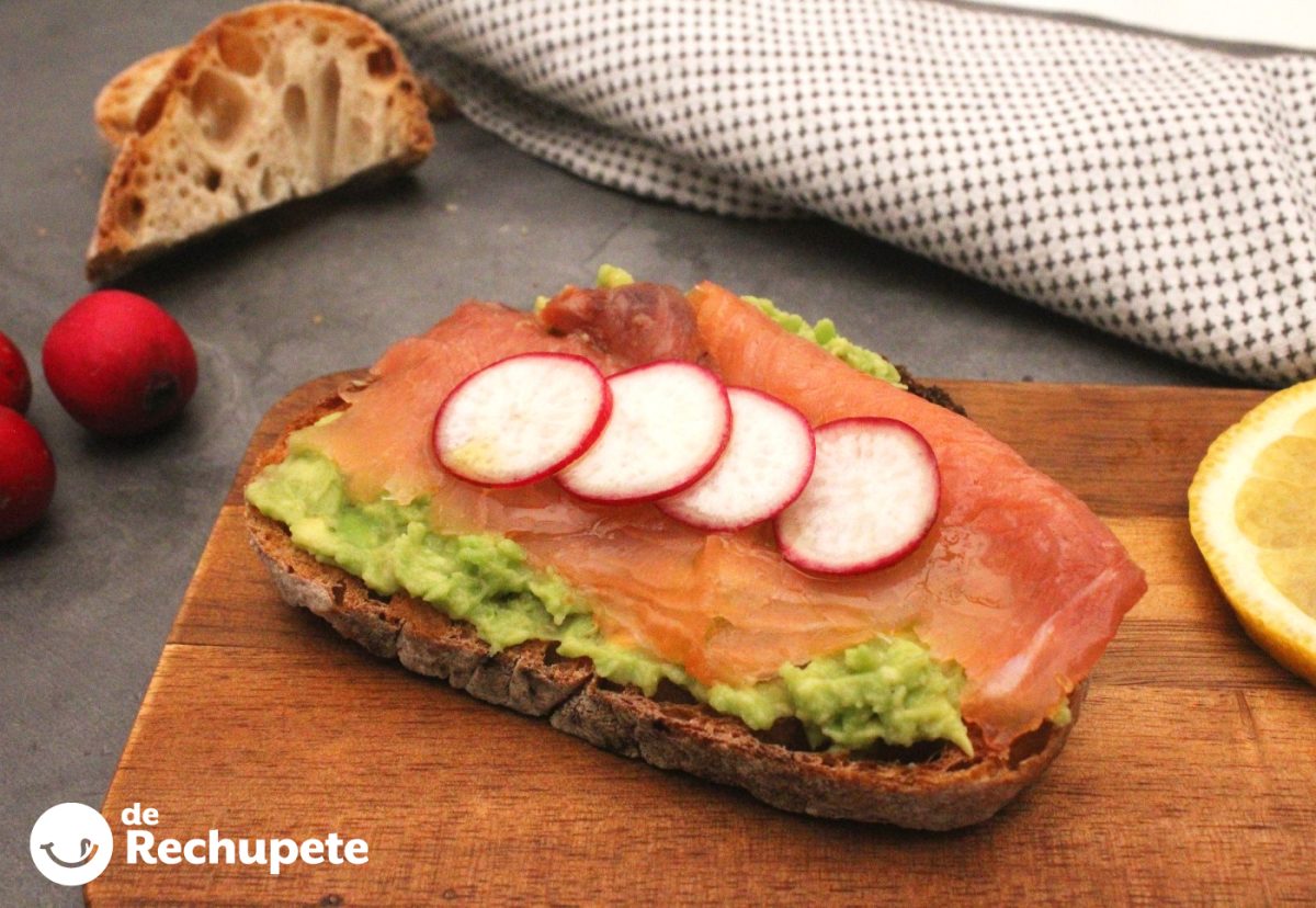 Tosta de aguacate con salmón ahumado. Un desayuno rápido y saludable