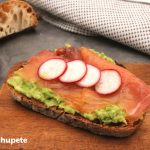 Tosta de aguacate con salmón ahumado. Un desayuno rápido y saludable