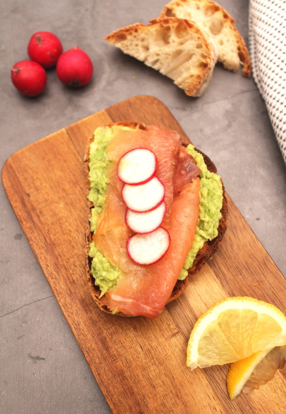 Tosta de aguacate con salmón ahumado. Un desayuno rápido y saludable