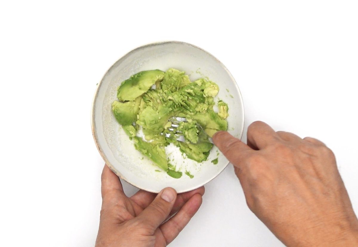 Tosta de aguacate con salmón ahumado. Un desayuno rápido y saludable