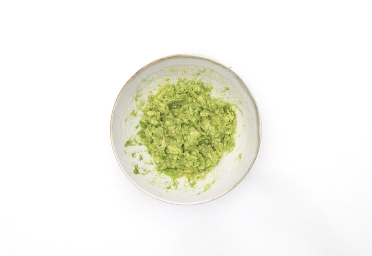 Tosta de aguacate con salmón ahumado. Un desayuno rápido y saludable