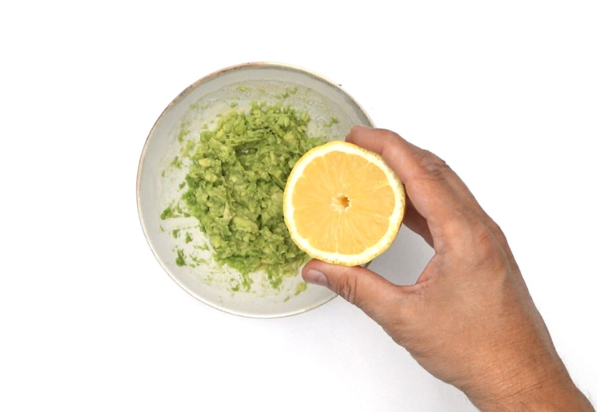 Tosta de aguacate con salmón ahumado. Un desayuno rápido y saludable