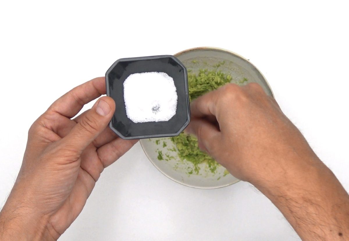 Tosta de aguacate con salmón ahumado. Un desayuno rápido y saludable