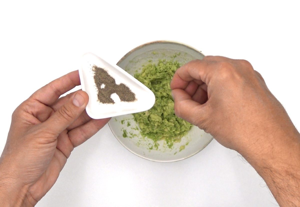 Tosta de aguacate con salmón ahumado. Un desayuno rápido y saludable