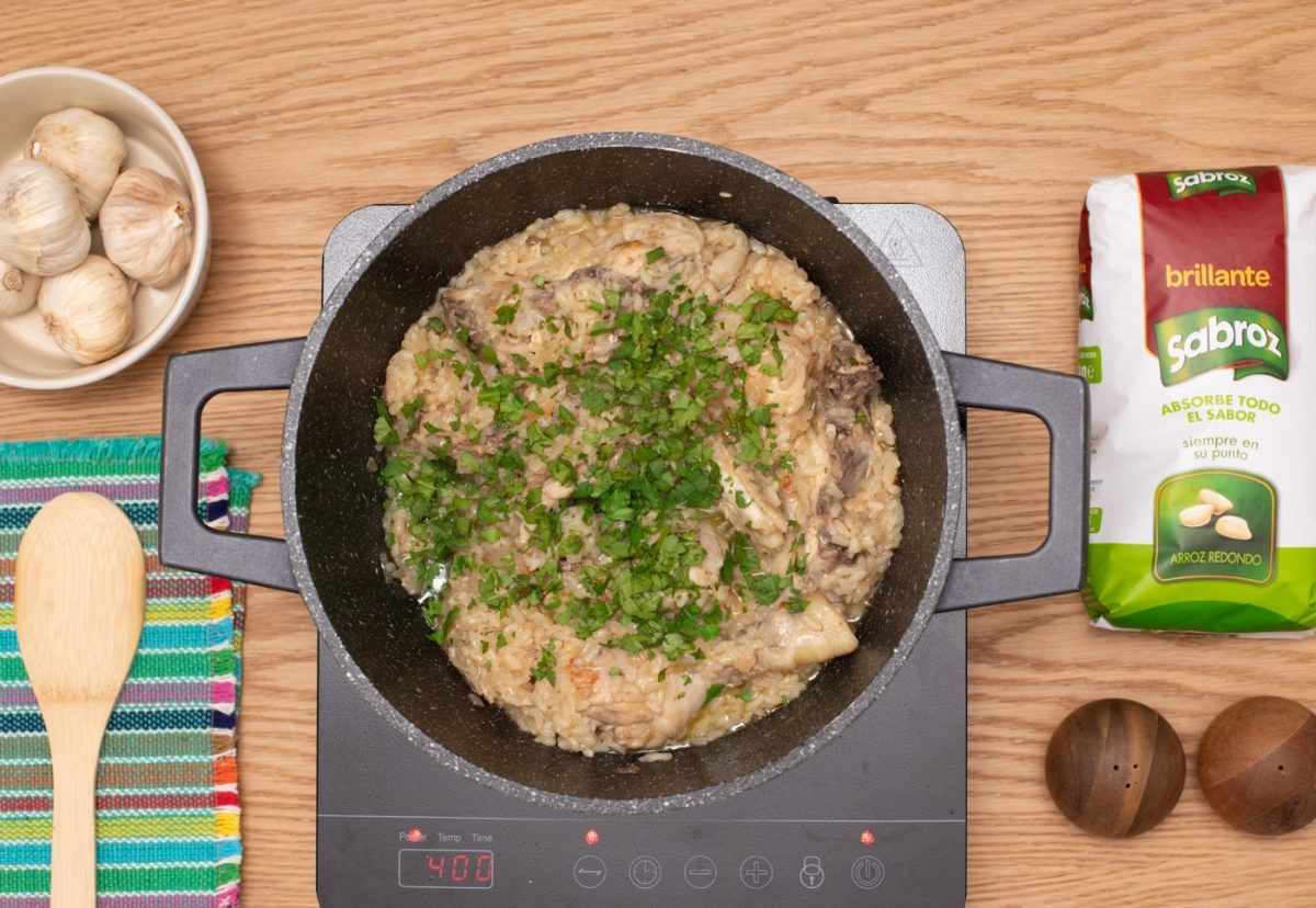 Arroz con pollo al estilo peruano. Un plato delicioso paso a paso