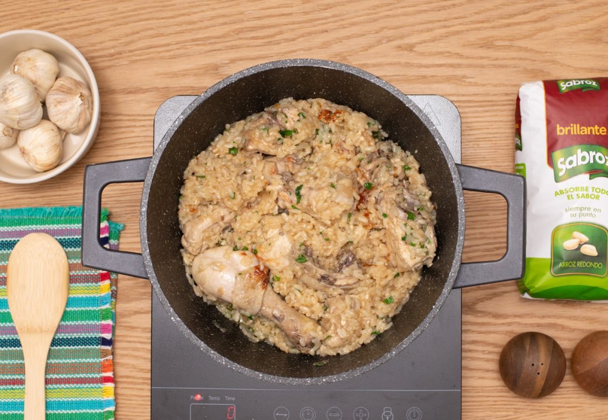 Arroz con pollo al estilo peruano. Un plato delicioso paso a paso