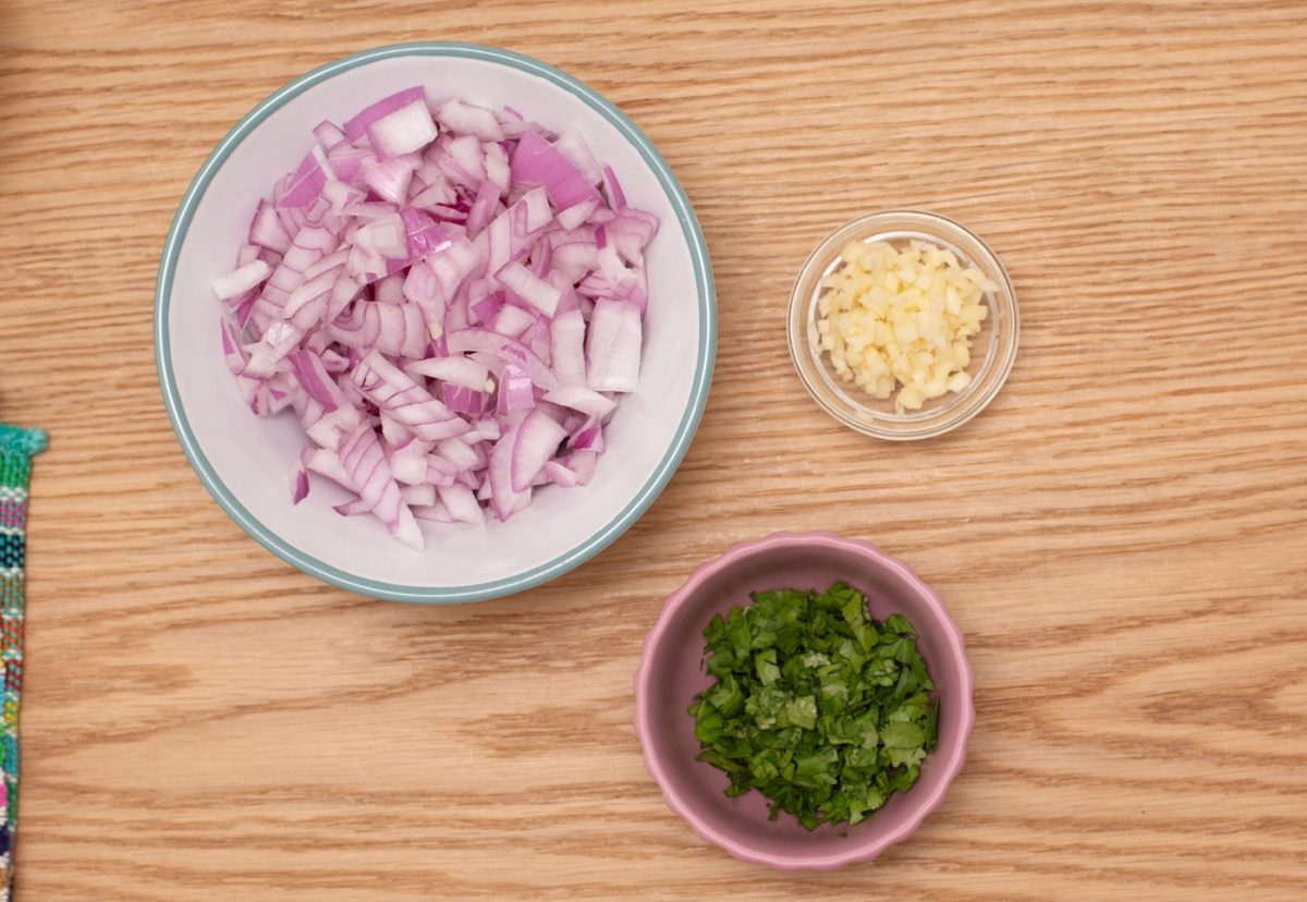 Arroz con pollo al estilo peruano. Un plato delicioso paso a paso