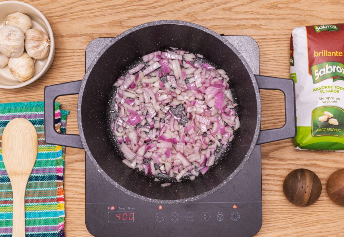 Arroz con pollo al estilo peruano. Un plato delicioso paso a paso