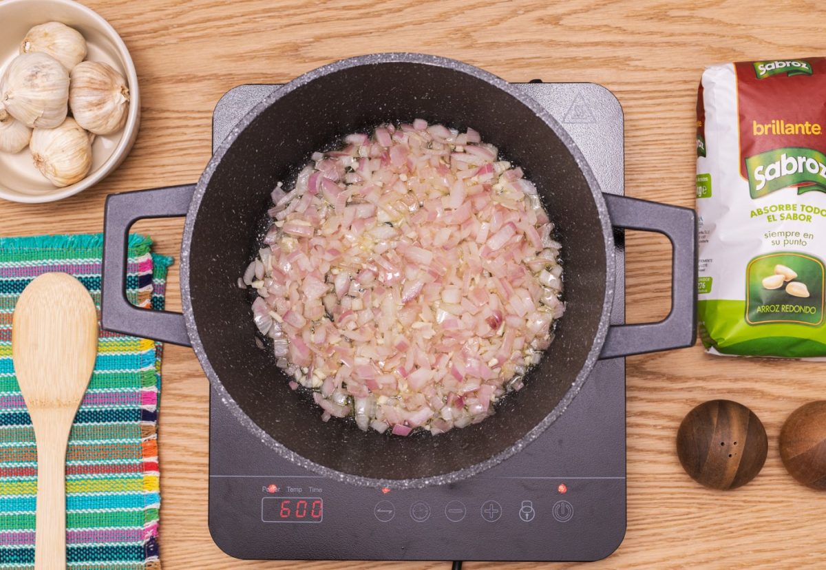 Arroz con pollo al estilo peruano. Un plato delicioso paso a paso