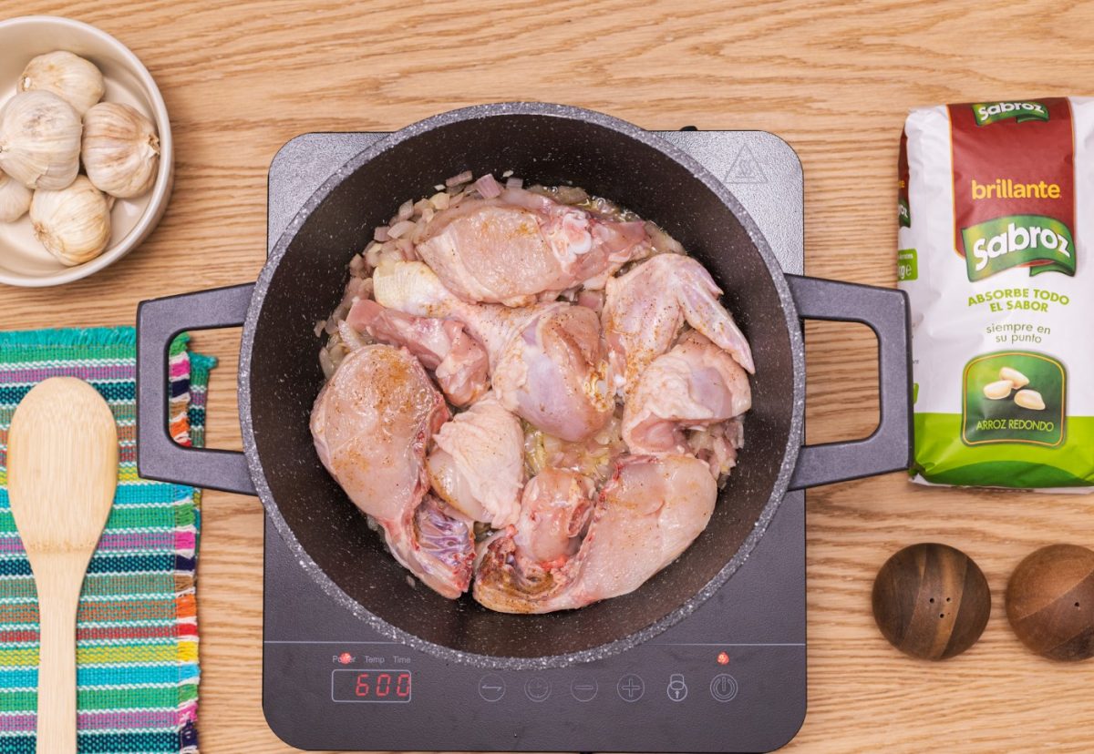 Arroz con pollo al estilo peruano. Un plato delicioso paso a paso