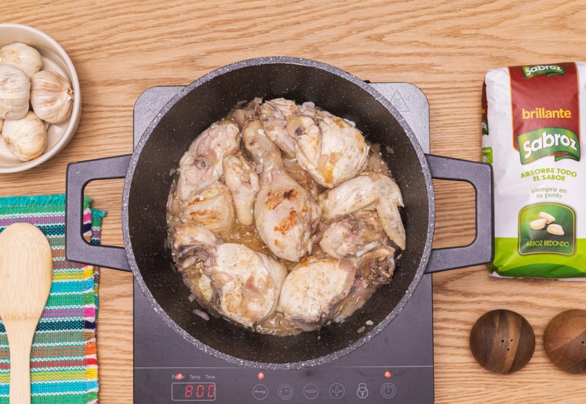 Arroz con pollo al estilo peruano. Un plato delicioso paso a paso