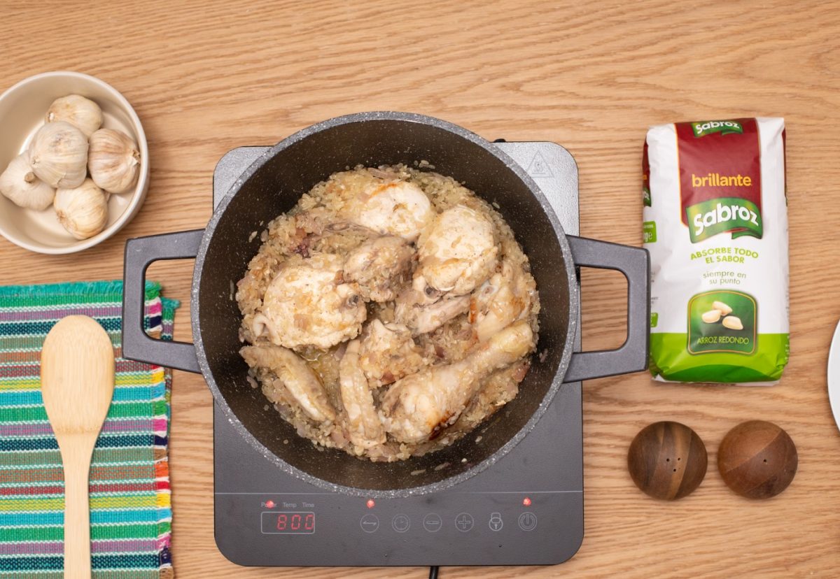 Arroz con pollo al estilo peruano. Un plato delicioso paso a paso