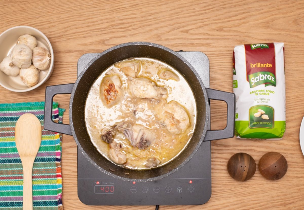 Arroz con pollo al estilo peruano. Un plato delicioso paso a paso