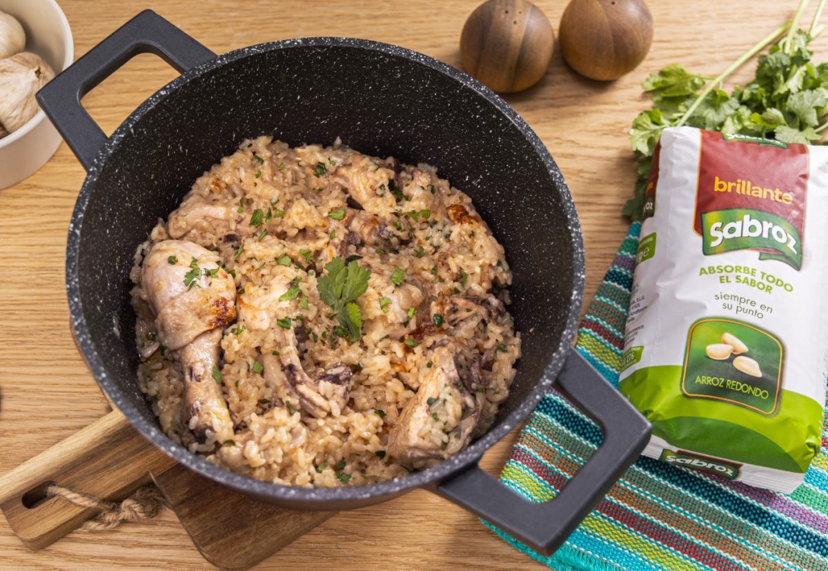 Arroz con pollo al estilo peruano. Un plato delicioso paso a paso