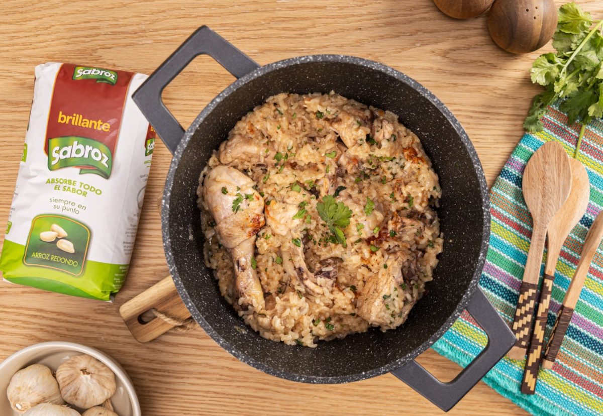 Arroz con pollo al estilo peruano. Un plato delicioso paso a paso