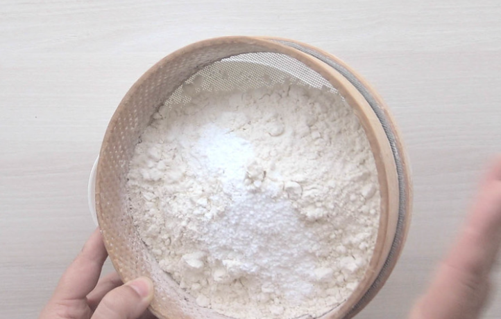 Buñuelos de viento: tamizar la harina