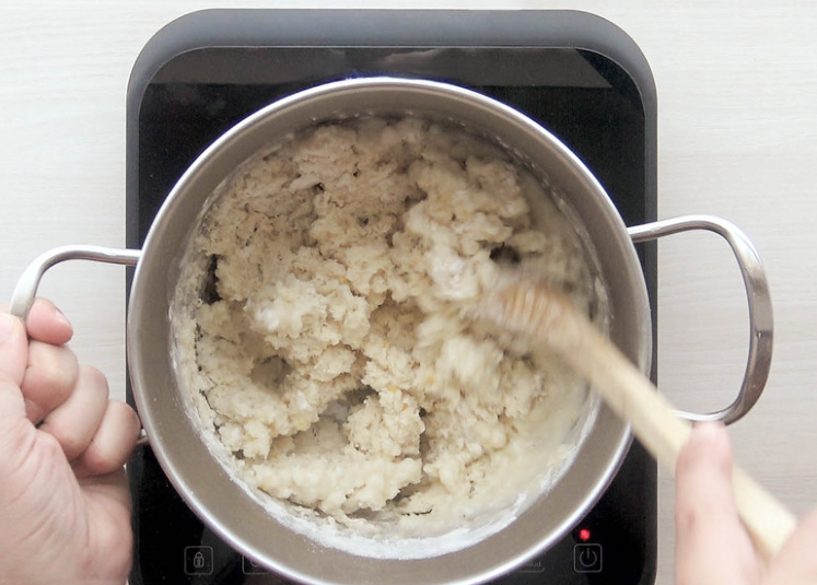 Buñuelos de viento: remover al fuego