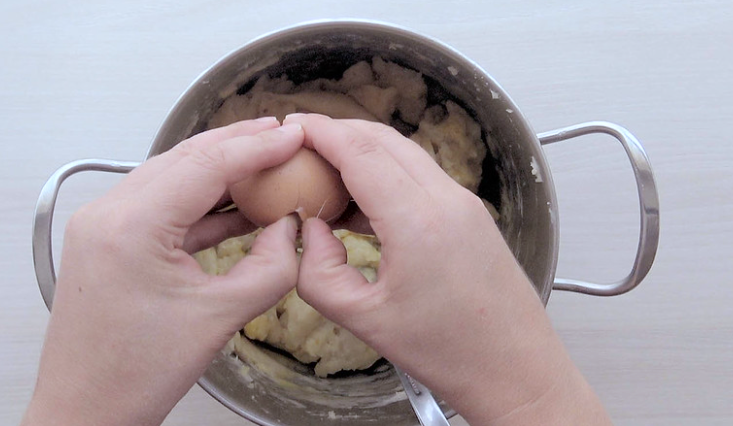 Buñuelos de viento: añadir un huevo cada vez