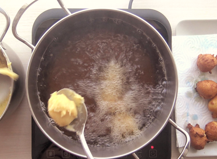 Buñuelos de viento: freír porciones de la masa en aceite suave