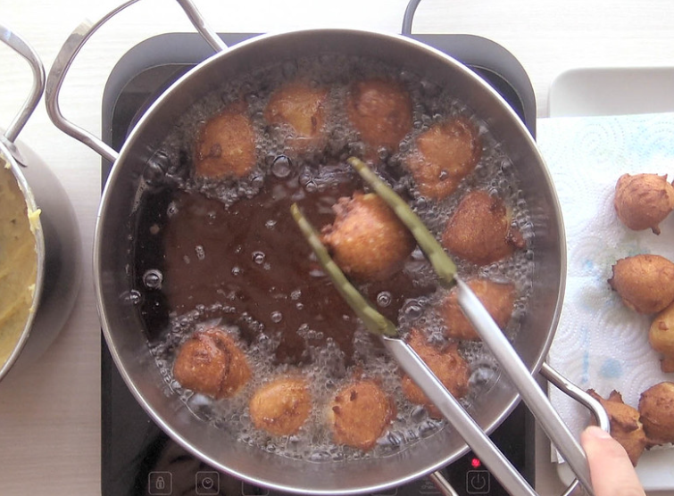 Buñuelos de viento: retirar cuando estén dorados