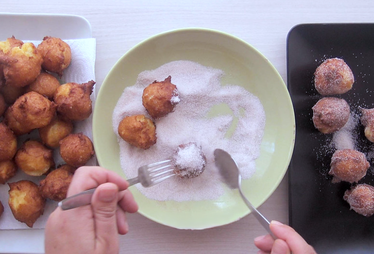 Buñuelos de viento: rebozar buñuelos en la mezcla