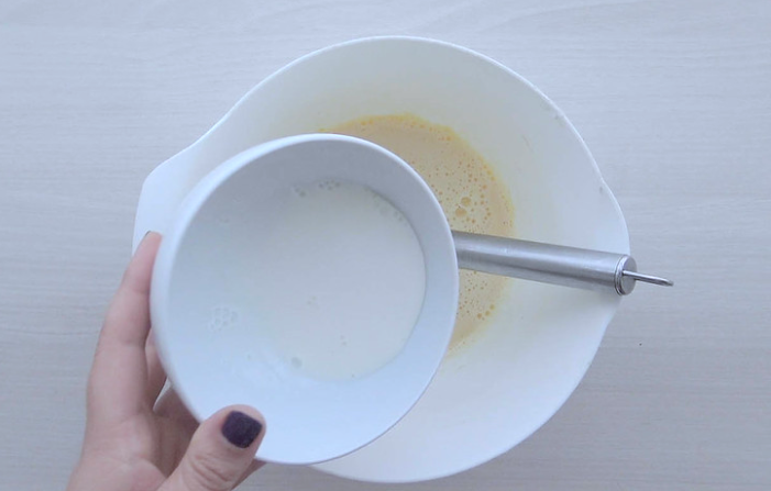 Buñuelos de viento: añadir la leche con maicena