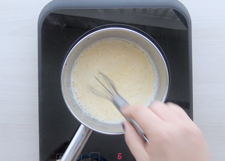 Buñuelos de viento: calentar y remover con varillas