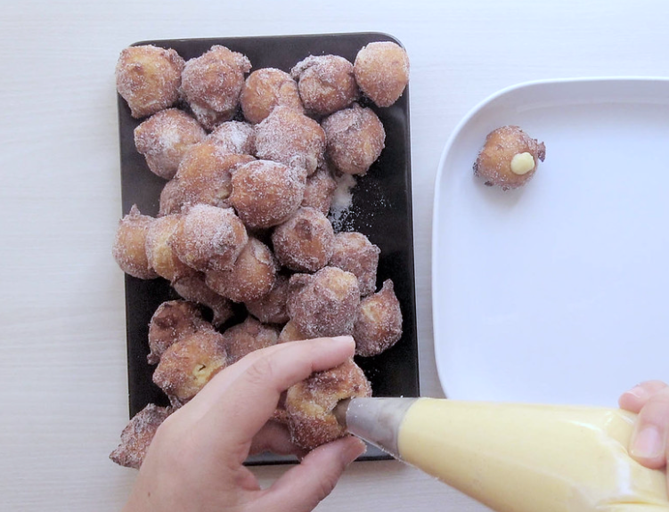 Buñuelos de viento: rellenar con la manga pastelera