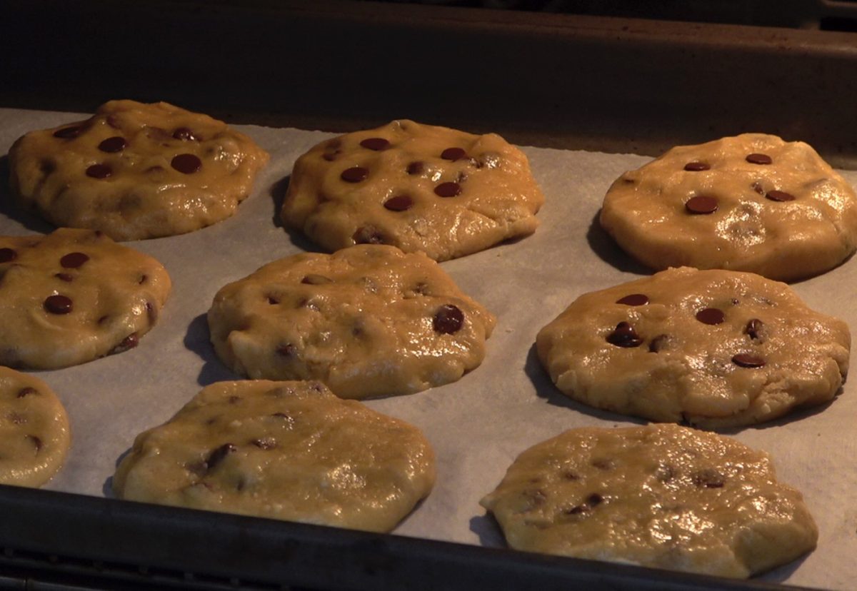 Crumbl cookies. Las galletas de chocolate virales paso a paso