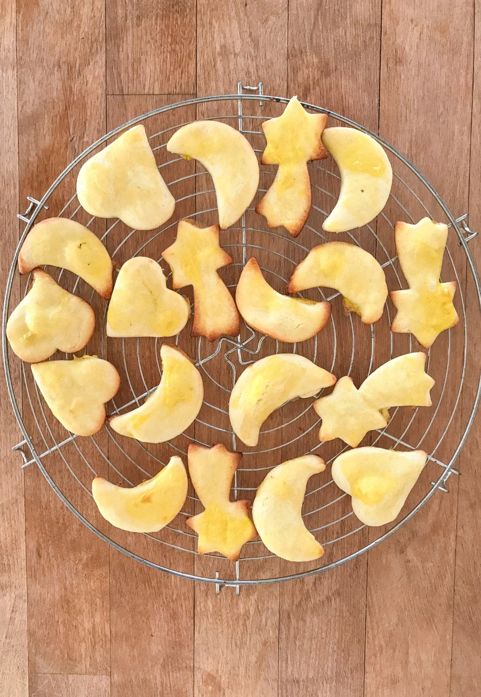 Mailänderli, galletas de mantequilla y limón. Galletas suizas de Navidad