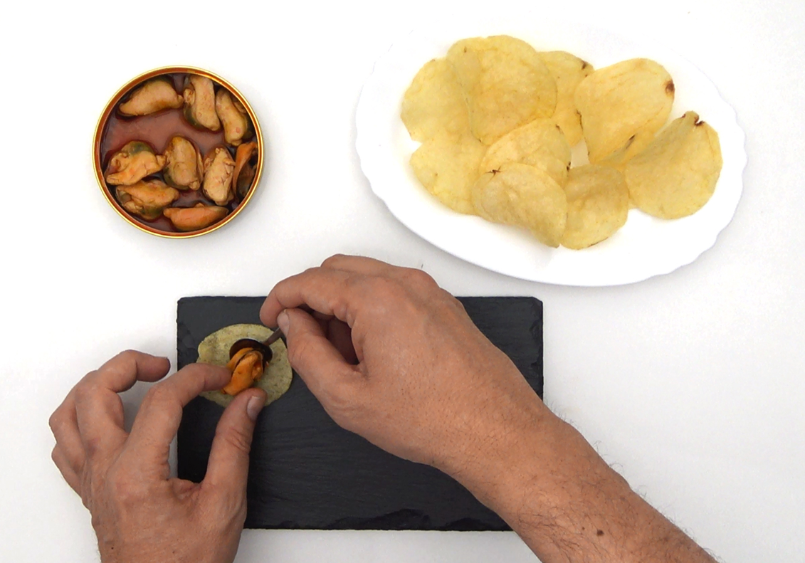 Patatas fritas y mejillones en escabeche. Un aperitivo con mejillones fácil, rápido y delicioso