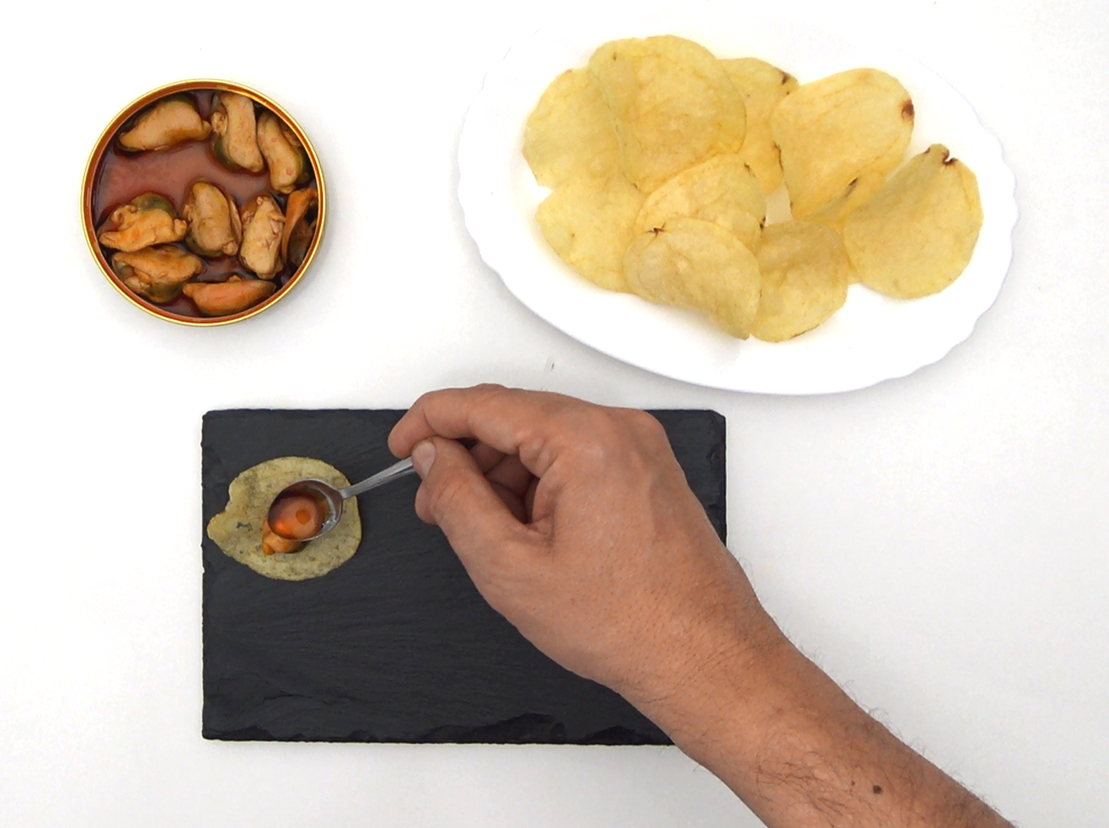 Patatas fritas y mejillones en escabeche. Un aperitivo con mejillones fácil, rápido y delicioso