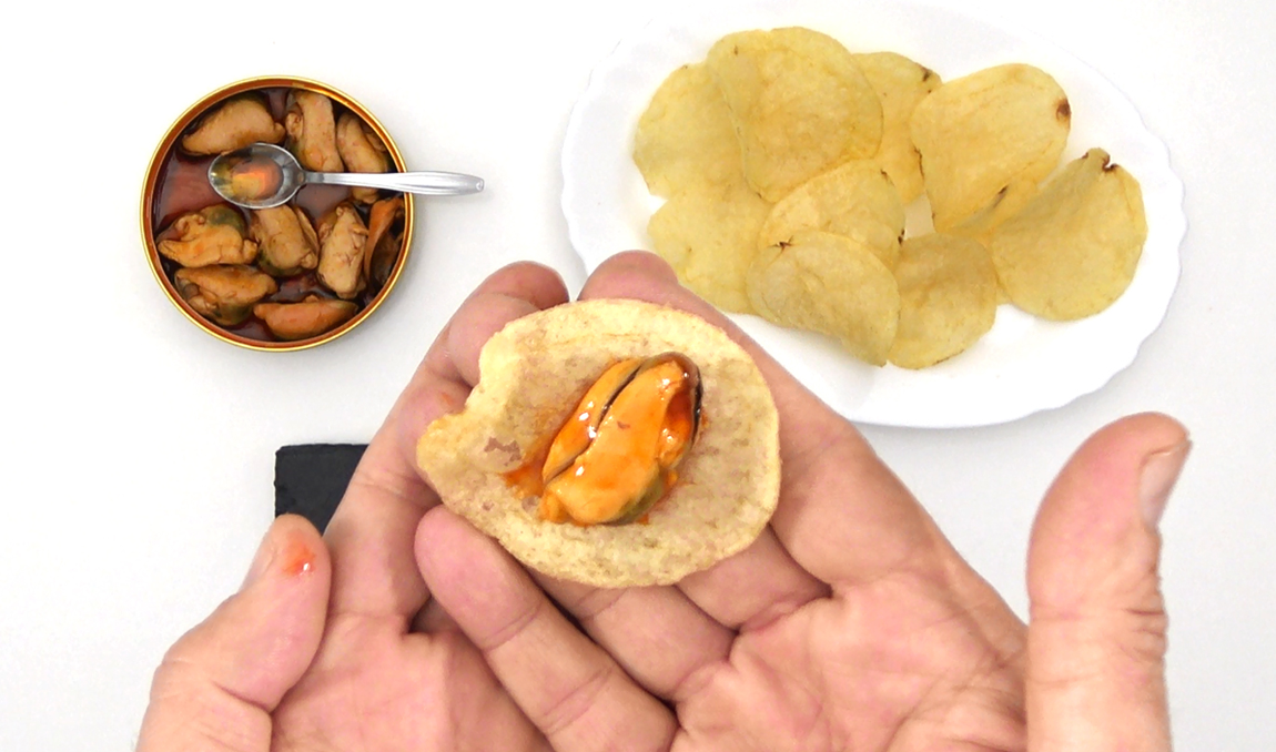 Patatas fritas y mejillones en escabeche. Un aperitivo con mejillones fácil, rápido y delicioso
