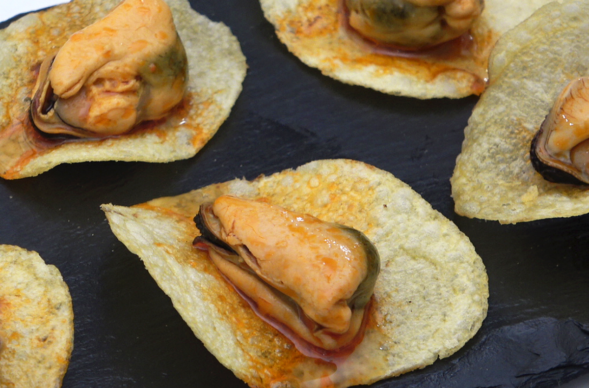 Patatas fritas y mejillones en escabeche. Un aperitivo con mejillones fácil, rápido y delicioso