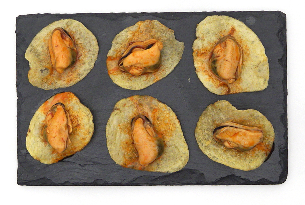 Patatas fritas y mejillones en escabeche. Un aperitivo con mejillones fácil, rápido y delicioso