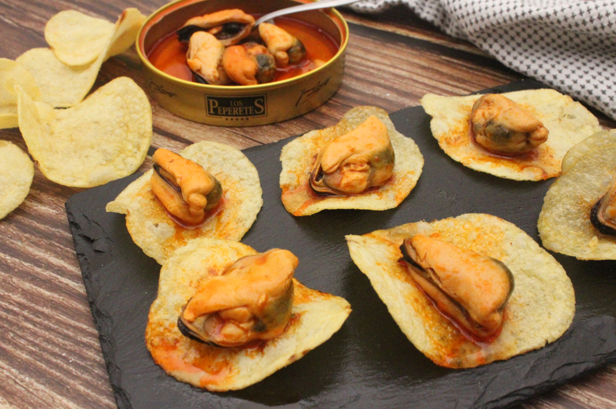Patatas fritas y mejillones en escabeche. Un aperitivo con mejillones fácil, rápido y delicioso